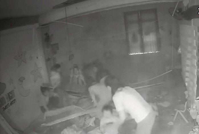 Hiện trường vụ sập trần thạch cao trúng vào người các em học sinh mầm non đang ngủ. Ảnh: M. Non