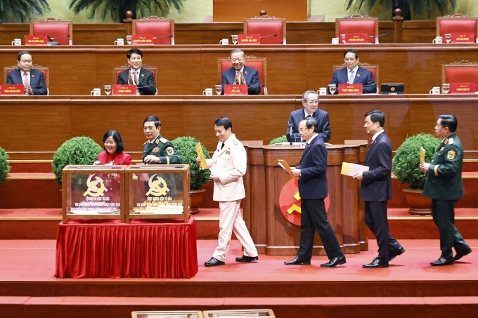 Lãnh đạo Đảng, Nhà nước bỏ phiếu bầu Ban chấp hành Trung ương khóa mới. Ảnh: TTXVN