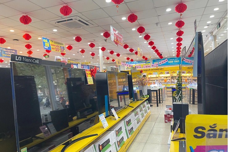 Hãy yêu cầu nhân viên cửa hàng bật màn hình TV để trải nghiệm sơ qua.