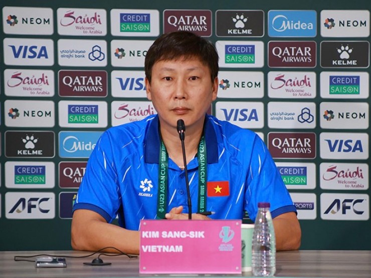 Trực tiếp họp báo U23 Việt Nam - U23 Hàn Quốc: Thầy Kim nói gì về Quốc Việt và Đình Bắc?