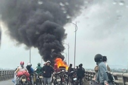 VIDEO: Nhiều người dân đứng xem xe ô tô cháy ngùn ngụt trên cầu