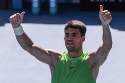 Alcaraz "so tài" Federer & lập kỷ lục Australian Open, không thể cản Sabalenka