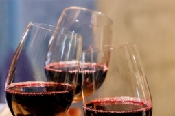 Người phụ nữ trẻ phát hiện ung thư sau biểu hiện lạ khi uống rượu