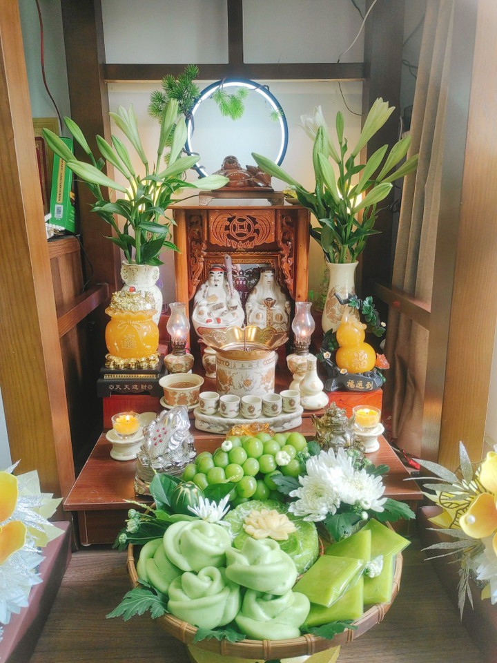 Mâm lễ rằm tháng 10 âm lịch có bánh bao, xôi, bánh cốm tạo màu xanh từ lá dứa.