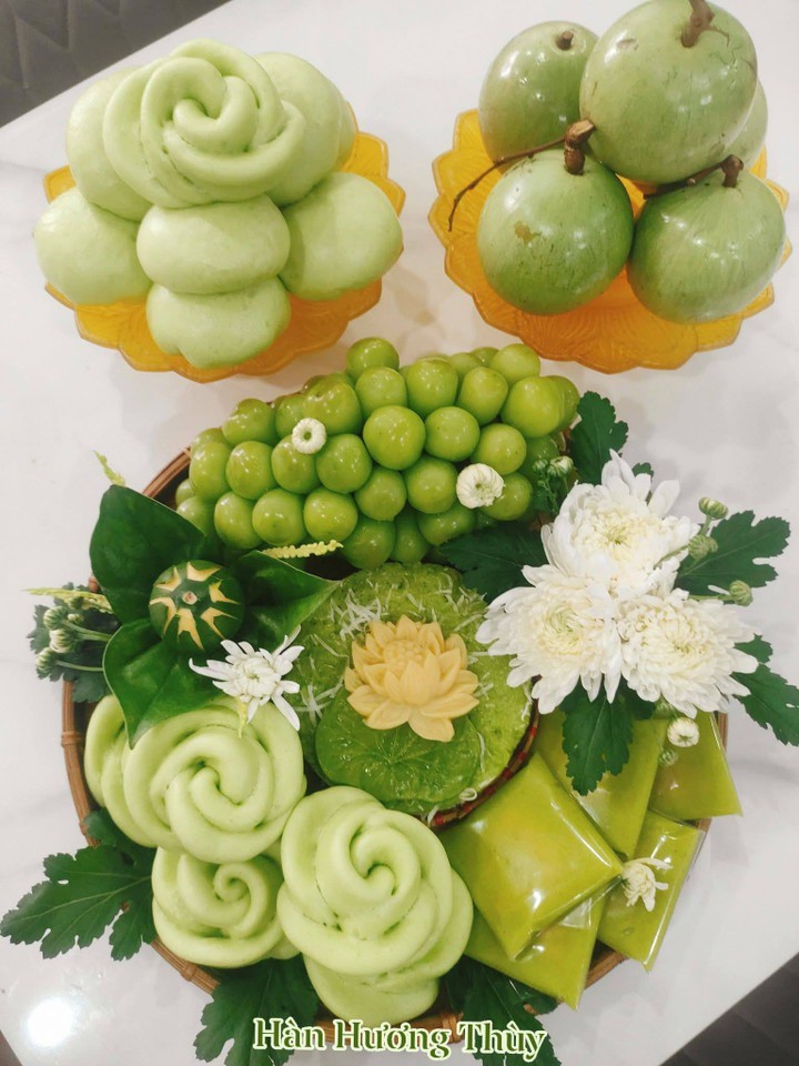 Mâm lễ rằm tháng 10 âm lịch có bánh bao, xôi, bánh cốm tạo màu xanh từ lá dứa.