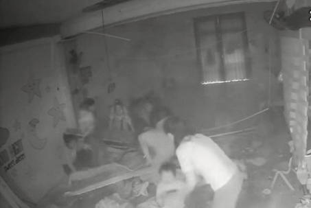 Trần thạch cao đổ sập đè trúng nhiều trẻ mầm non đang ngủ