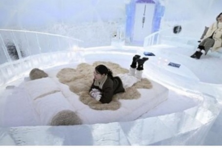 Du khách đặt kín chỗ khách sạn băng tại Hokkaido, Nhật Bản