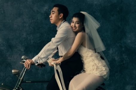 Phương Nhi và chồng thiếu gia đèo nhau xe đạp trong ảnh cưới