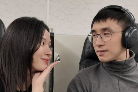 Ảnh sao 22/1: Midu và chồng đại gia nhìn nhau đắm đuối