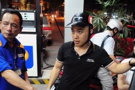 Giá xăng giảm, giá dầu tiếp tục đi lên