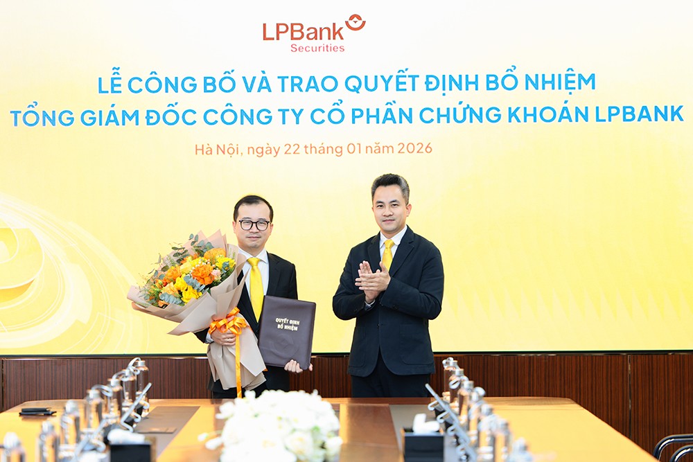 Ông Nguyễn Duy Khoa - Chủ tịch HĐQT Công ty Chứng khoán LPBank trao quyết định bổ nhiệm cho Ông Hoàng Việt Anh