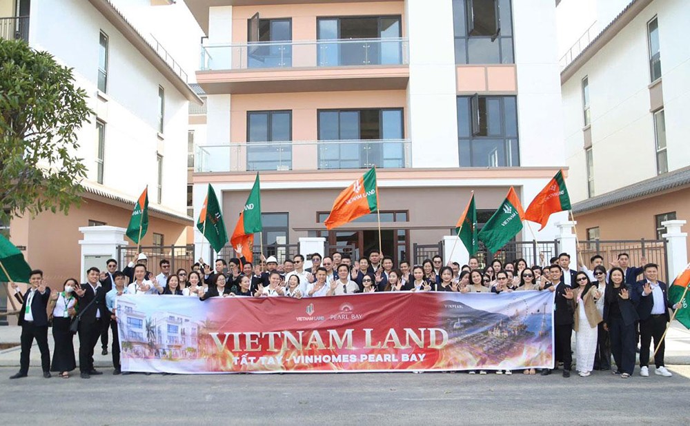 Đội ngũ Vietnam Land trong ngày ra quân dự án Vinhomes Pearl Bay
