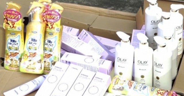 Thuê nhiều người đánh giá "5 sao" để bán hàng tấn mỹ phẩm giả