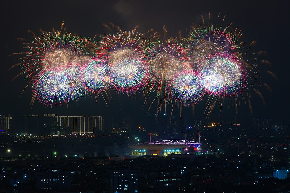 Khoảnh khắc pháo hoa bùng nổ rực rỡ trên bầu trời thủ đô trong tối tổng duyệt 21/1. Ảnh: Sun Group