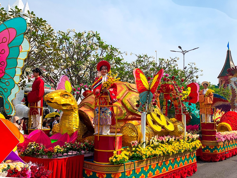 Show diễu hành mang đến trải nghiệm lễ hội sống động, đầy cảm xúc