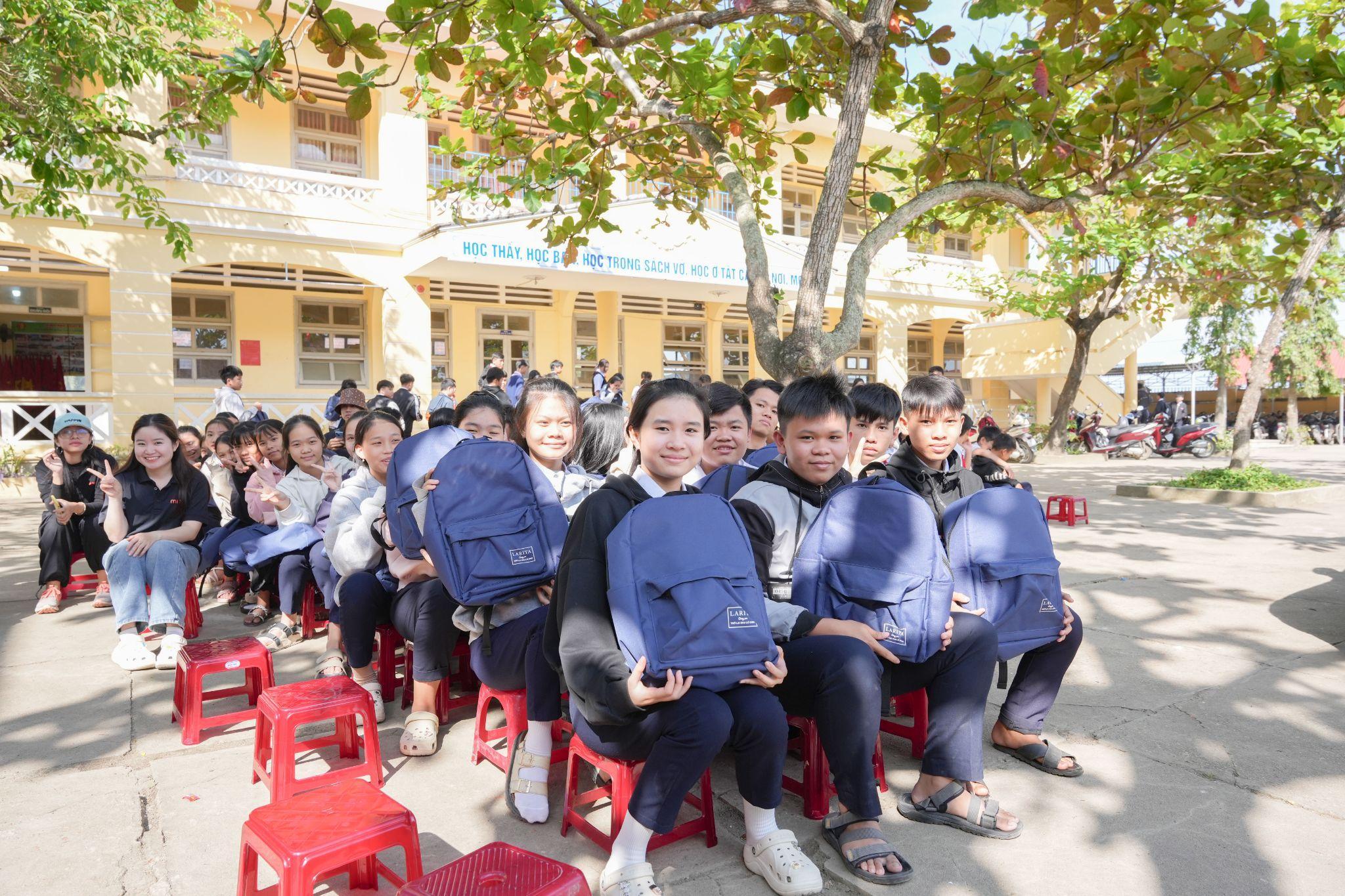 Các em học sinh trường THCS Lương Văn Chánh nhận những chiếc balo Larita mới