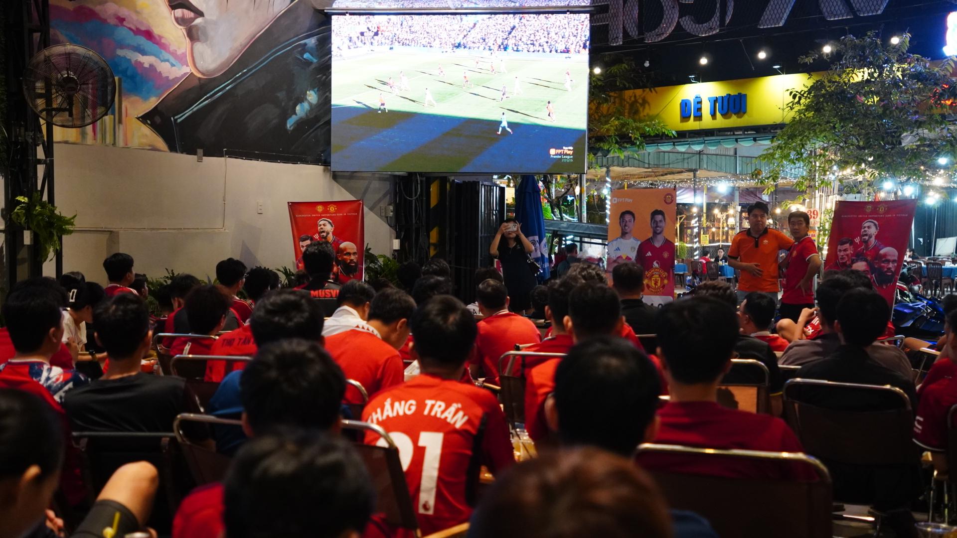 Người hâm mộ bóng đá tập trung tại các điểm public view của FPT Play (Ảnh: FPT)