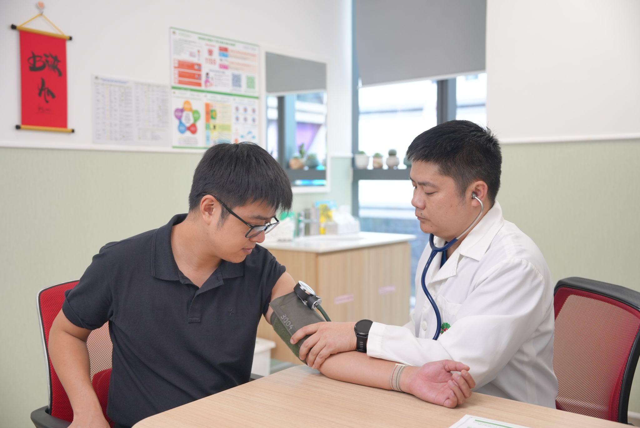 ThS.BS Lê Đình Thái thăm khám sức khỏe cho bệnh nhân (Nguồn: Bệnh viện cung cấp)