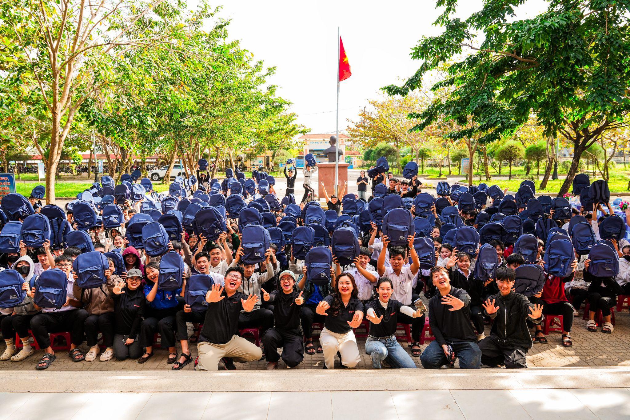 Đội ngũ chương trình trao balo cho học sinh tại trường THPT Trần Suyền