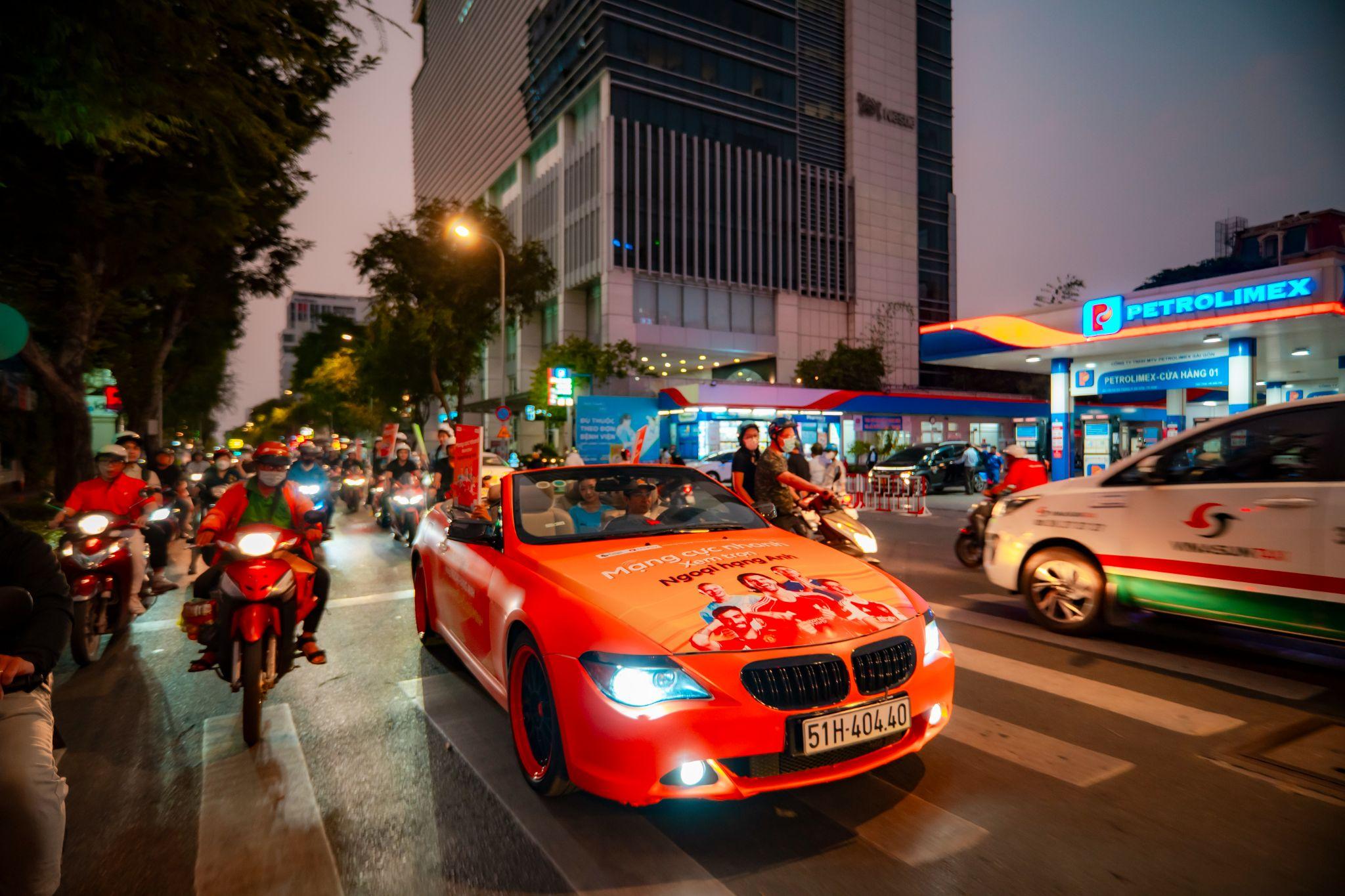 Không khí Ngoại hạng Anh được lan tỏa trên các tuyến phố thông qua hoạt động diễu hành (Ảnh: FPT)