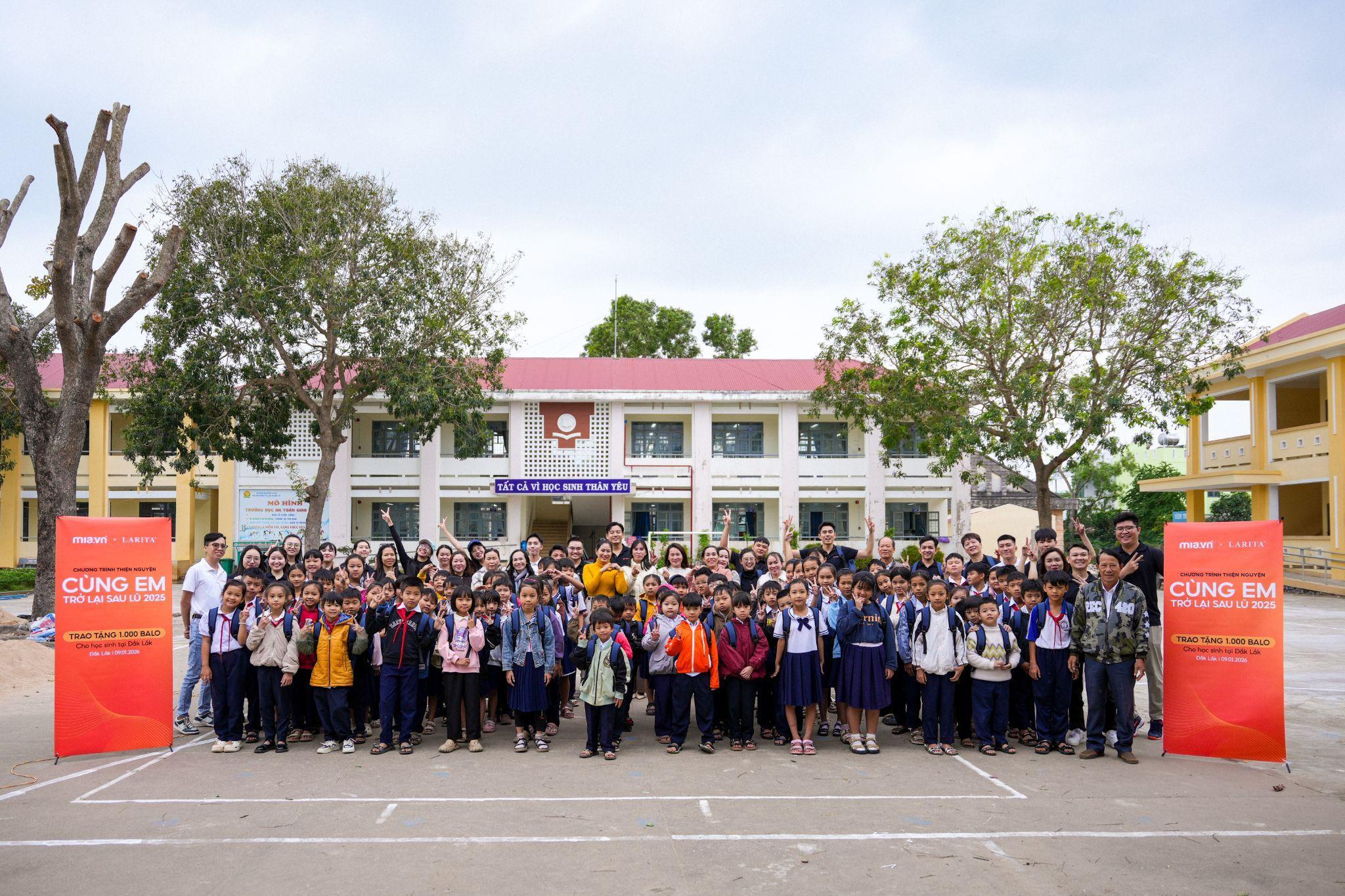 Đoàn công tác chụp hình với thầy cô và các em học sinh tại trường Tiểu Học An Ninh Tây
