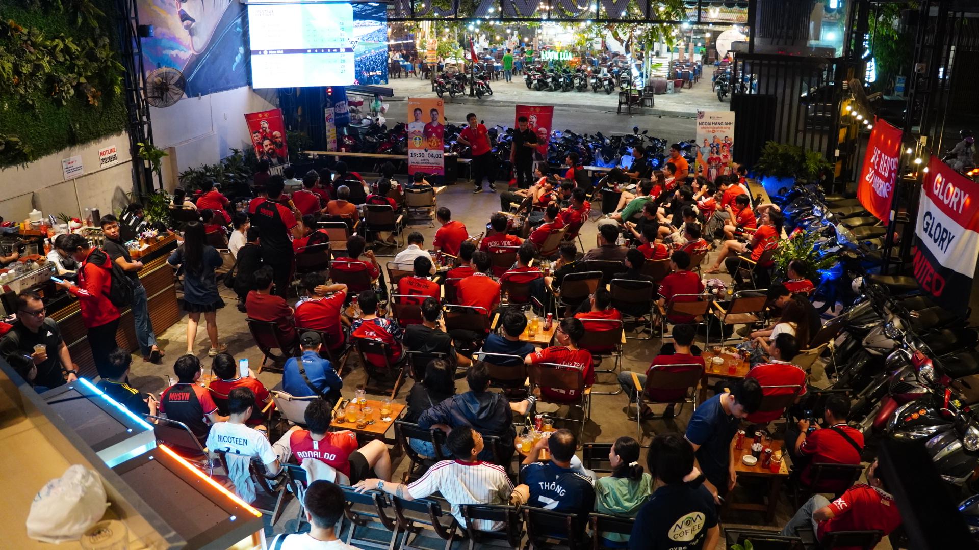 Không gian xem chung tạo nên bầu không khí bóng đá sôi nổi và gắn kết người hâm mộ (Ảnh: FPT)