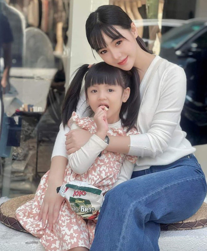 Trong "Đừng làm mẹ cáu", cô bé còn đảm nhận vai chính bên cạnh Quỳnh Kool. Thời điểm đó, diễn xuất của An Nhiên đã nhận được nhiều lời khen.