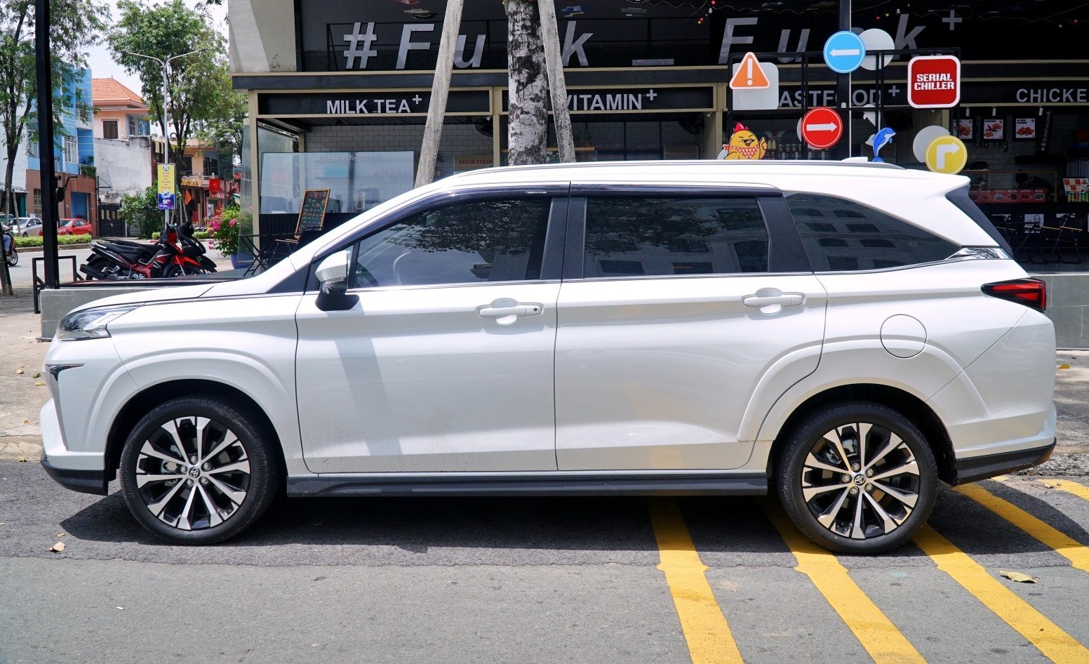 Toyota Veloz Cross ban đầu được nhập khẩu nguyên chiếc Indonesia.