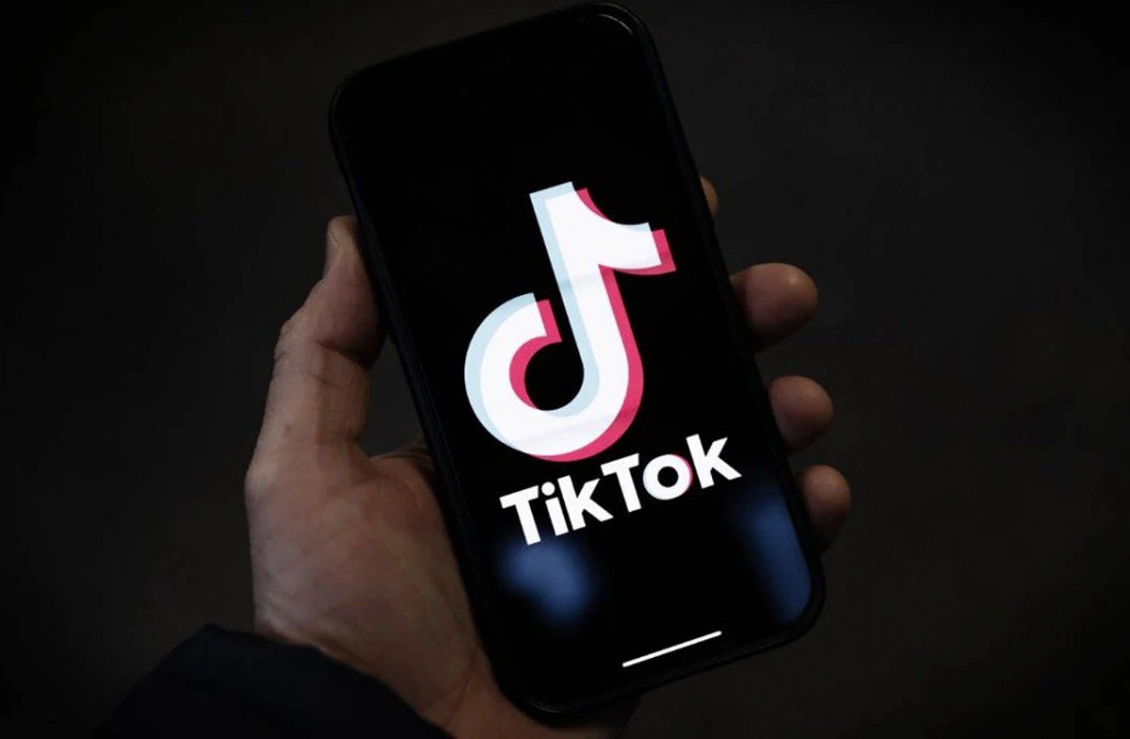 TikTok bị xử phạt 880 triệu đồng.