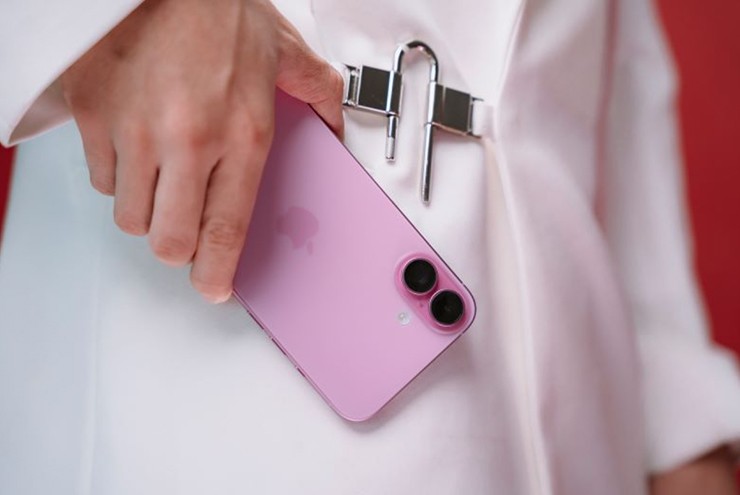 Du Xuân với iPhone 16 Plus màn hình lớn hay thêm tiền cho iPhone 17 nhỏ gọn và hiện đại?