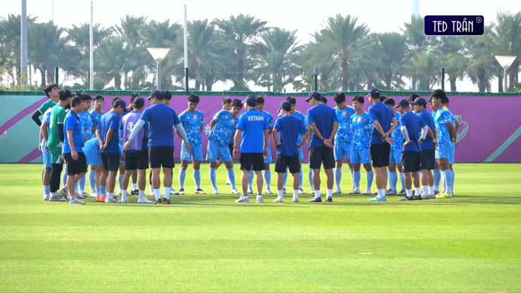 HLV Kim Sang-sik động viên các cầu thủ, đồng thời phổ biến nội dung buổi tập cuối cùng. (Ảnh: Tedtran TV)