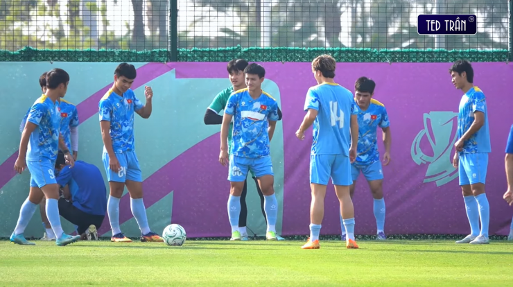 Những nặng nề đã phần nào được giải tỏa và tất cả tập trung vào giáo án được HLV Kim Sang-sik chuẩn bị cho trận tranh hạng ba. (Ảnh: Tedtran TV)