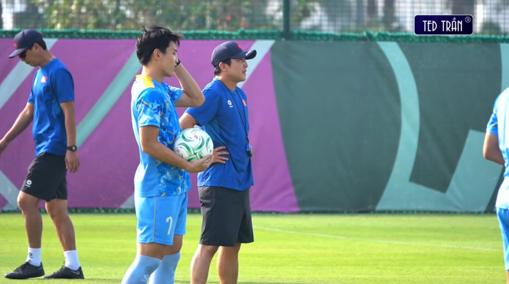 Như đã biết, Đình Bắc liên tục phải ra sân với chấn thương, trong khi nhiều cầu thủ như Xuân Bắc, Thanh Nhàn, Văn Thuận cũng thường xuyên không đạt thể trạng sung mãn 100%. (Ảnh: Tedtran TV)
