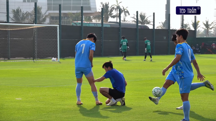 Đình Bắc có vấn đề ở cơ háng, và trong buổi tập ngày 22/1 vẫn cần sự chăm sóc của đội ngũ y tế. (Ảnh: Tedtran TV)