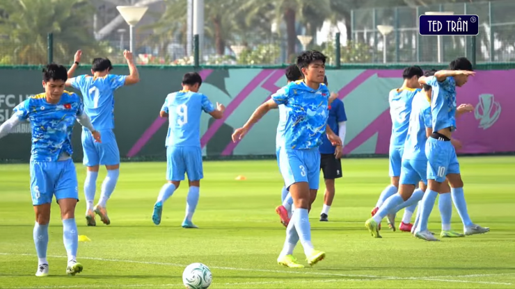 Trận đấu với U23 Hàn Quốc chúng ta không có sự phục vụ của Hiểu Minh và Lý Đức, người nhận thẻ đỏ trận trước. Trong buổi tập, Lý Đức vẫn tập luyện cùng toàn đội. (Ảnh: Tedtran TV)