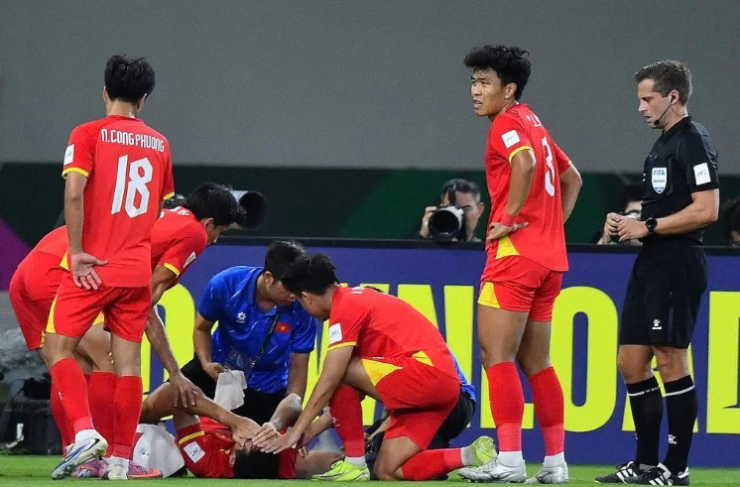 Nguyễn Hiểu Minh (nằm sân) và Phạm Lý Đức (số 3) không thể ra sân khi U23 Việt Nam gặp U23 Hàn Quốc. Ảnh: VFF