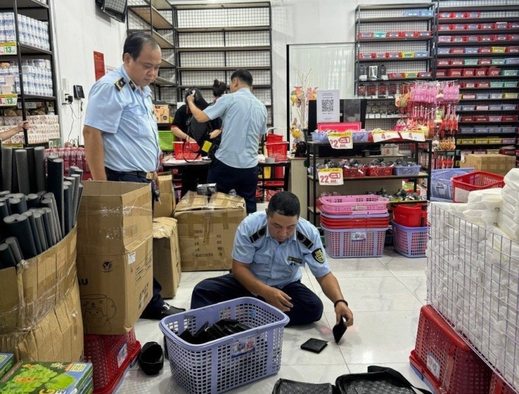 Quản lý thị trường TPHCM kiểm tra một kho hàng chuyên bán trên mạng.