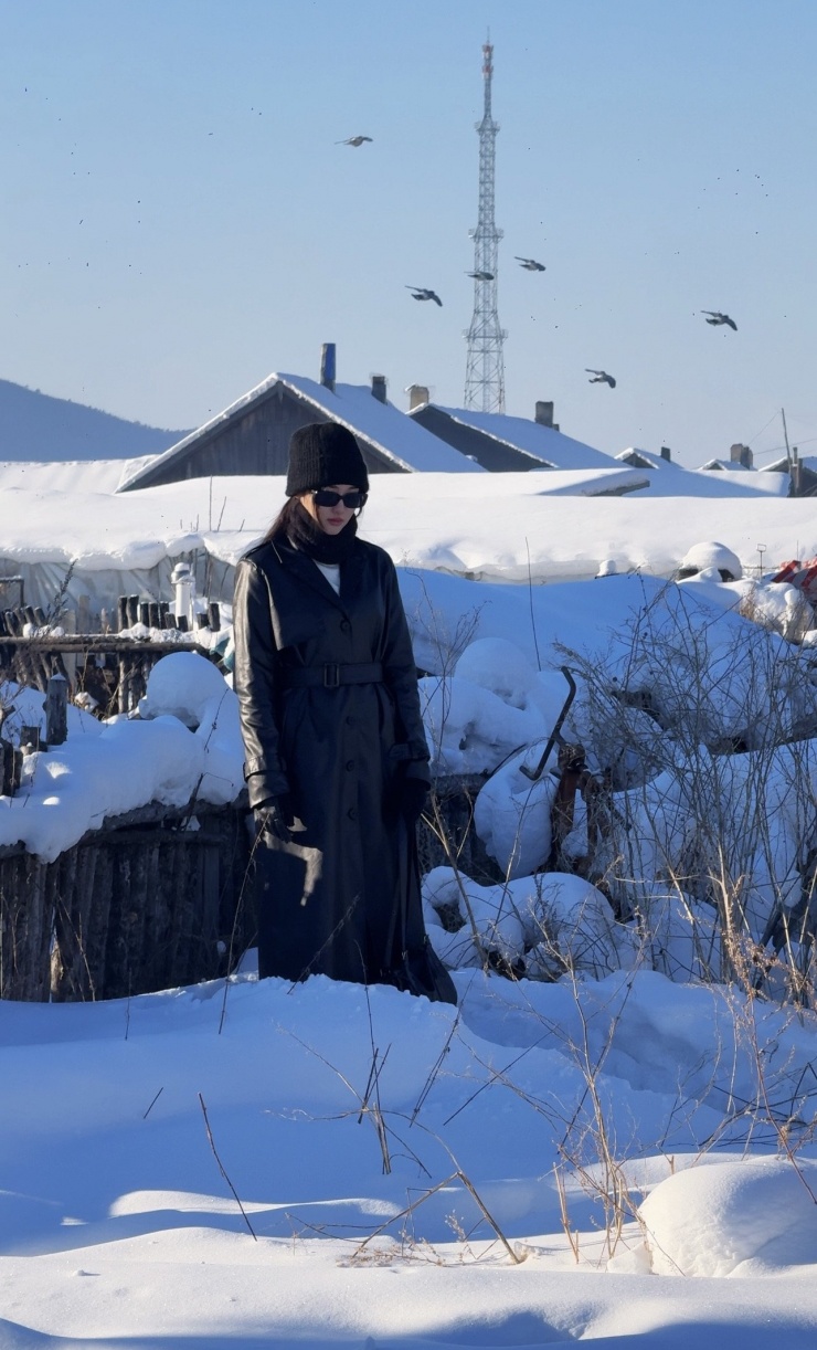 Hoàng Nga dành 4 ngày ở ngôi làng Bắc Hồng phủ tuyết trắng xóa