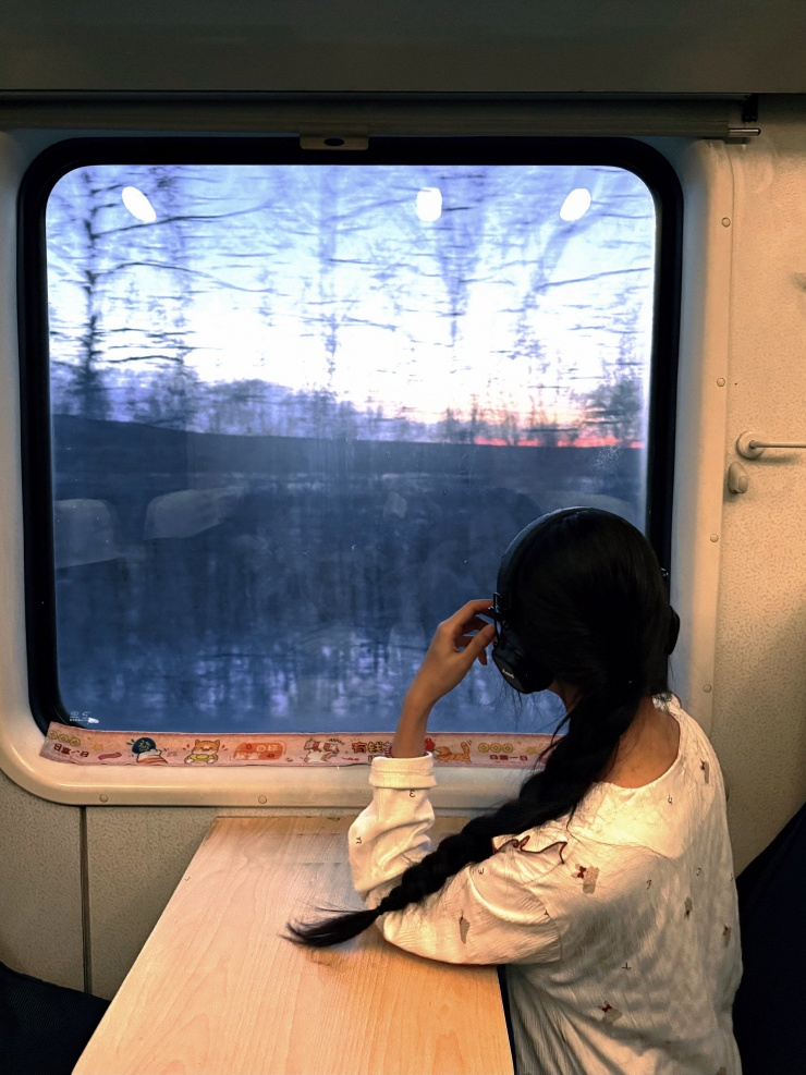 Ngoài trời tuyết trắng xóa nhưng trong tàu lại nóng, bí bách