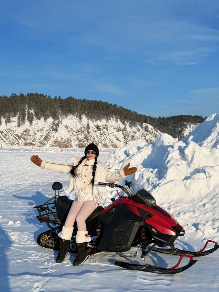 Nga trải nghiệm trượt tuyết trên xe địa hình tại làng