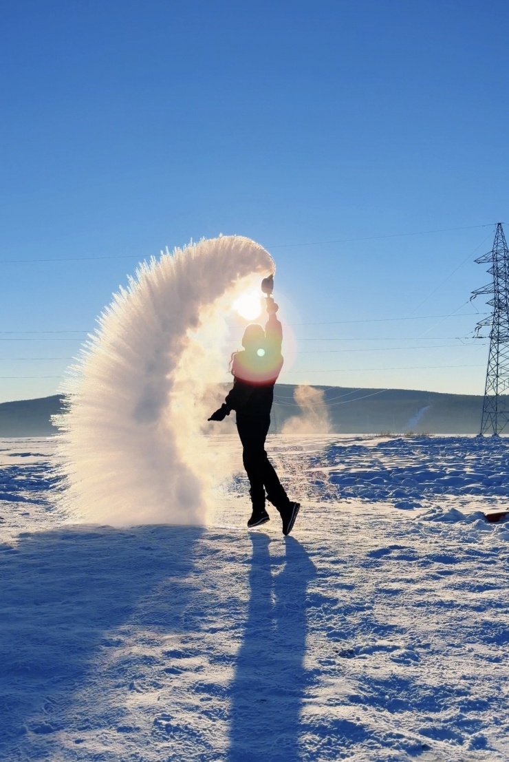 Ai tới đây cũng không thể bỏ qua trải nghiệm hất nước sôi lên không trung để chiêm ngưỡng chúng hóa băng tuyết trong giây lát