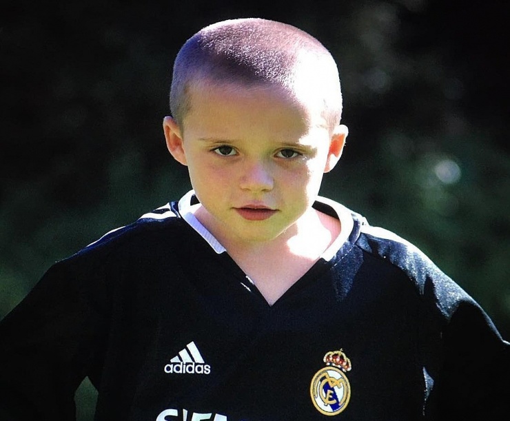 Brooklyn Beckham (mặc áo số 7) thi đấu trong giải gây quỹ cho UNICEF - tổ chức nơi bố làm đại sứ - trên sân vận động Old Trafford, Anh, năm 2015. Video: YouTube/ Fanjuvecomps