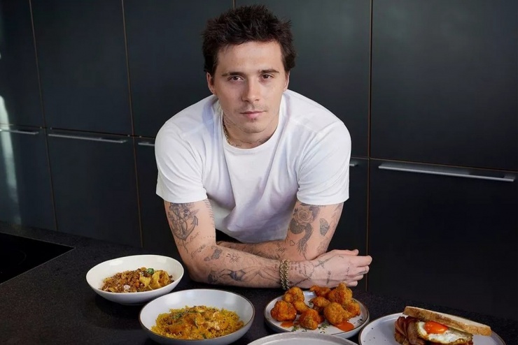 Brooklyn trổ tài làm món thịt gà chiên bột phủ phô mai. Những năm qua, anh thường xuyên chia sẻ video nấu ăn trên trang cá nhân. Video: Instagram Brooklyn Beckham