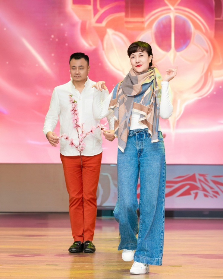 Ảnh sao 23/1: Kim Hiền cắt tóc ngắn sau ly hôn - 5