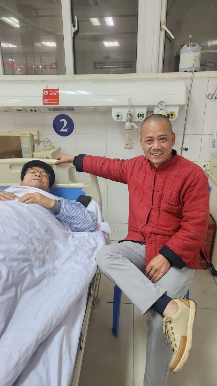 Đạo diễn Trần Bình Trọng vào viện chăm sóc NSND Trần Nhượng.