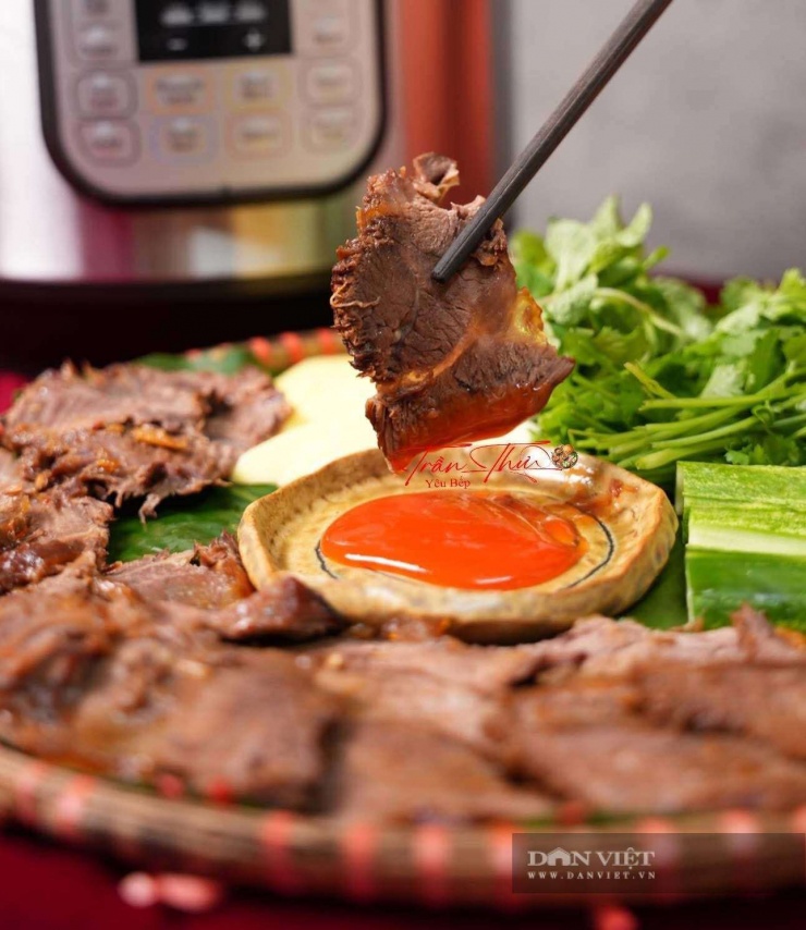 Cách làm món bắp bò kho mật mía: Để nguội trong tủ lạnh, thái lát mỏng nạc - mỡ - gân đan xen. Mùi thơm cay nhẹ của nguyên liệu hoà quyện vào từng thớ thịt rất tròn vị.