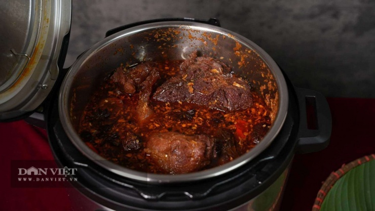 Cách làm món bắp bò kho mật mía: Kho bằng nồi áp suất