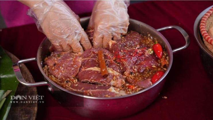 Cách làm món bắp bò kho mật mía: Ướp thịt bò