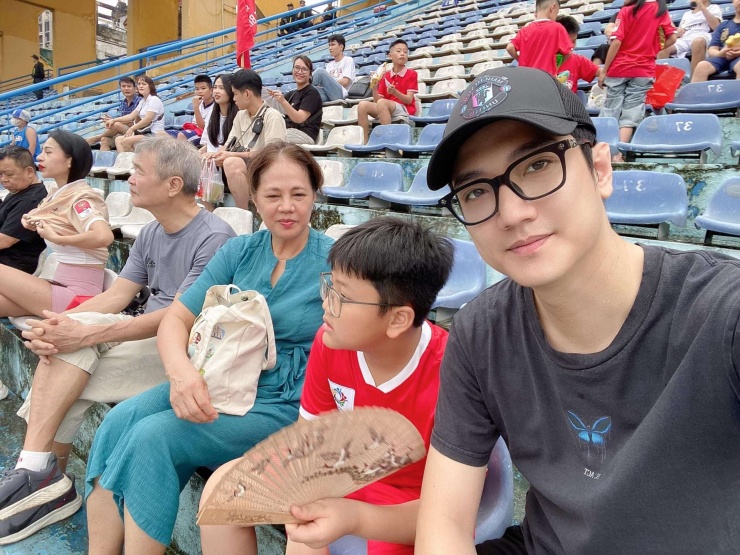Chí Nhân chụp cùng bố mẹ và con trai trong một sự kiện bóng đá. Ảnh: FBNV
