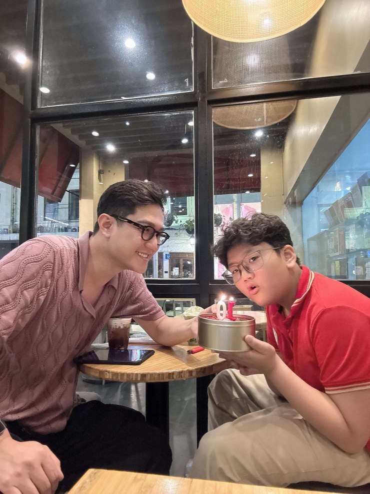 Chí Nhân và con trai. Ảnh: FBNV